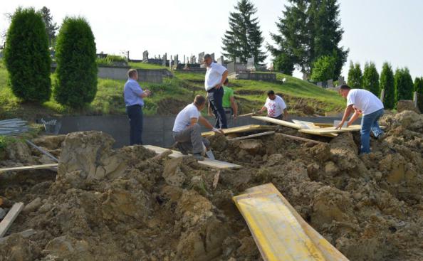 Novokom vrši saniranje odrona na groblju u Rajiću