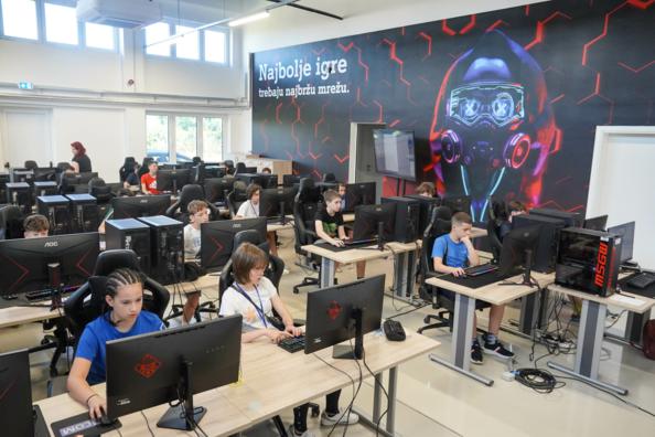 Ljetni gaming kamp u Novskoj – učenje, igra i zabava na jednom mjestu!