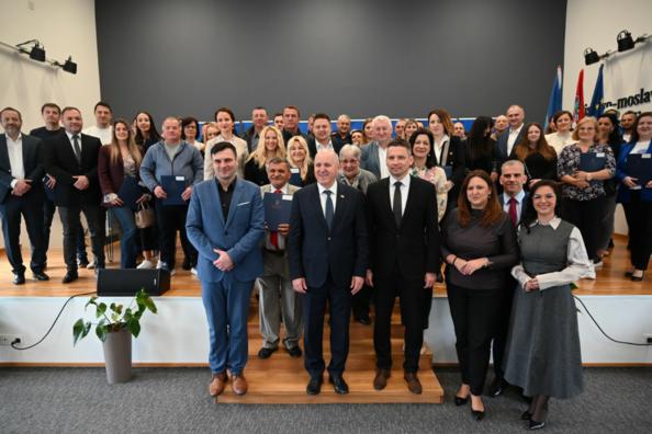 Sisačko-moslavačka županija uručila ugovore o stambenom zbrinjavanju 61 obitelji